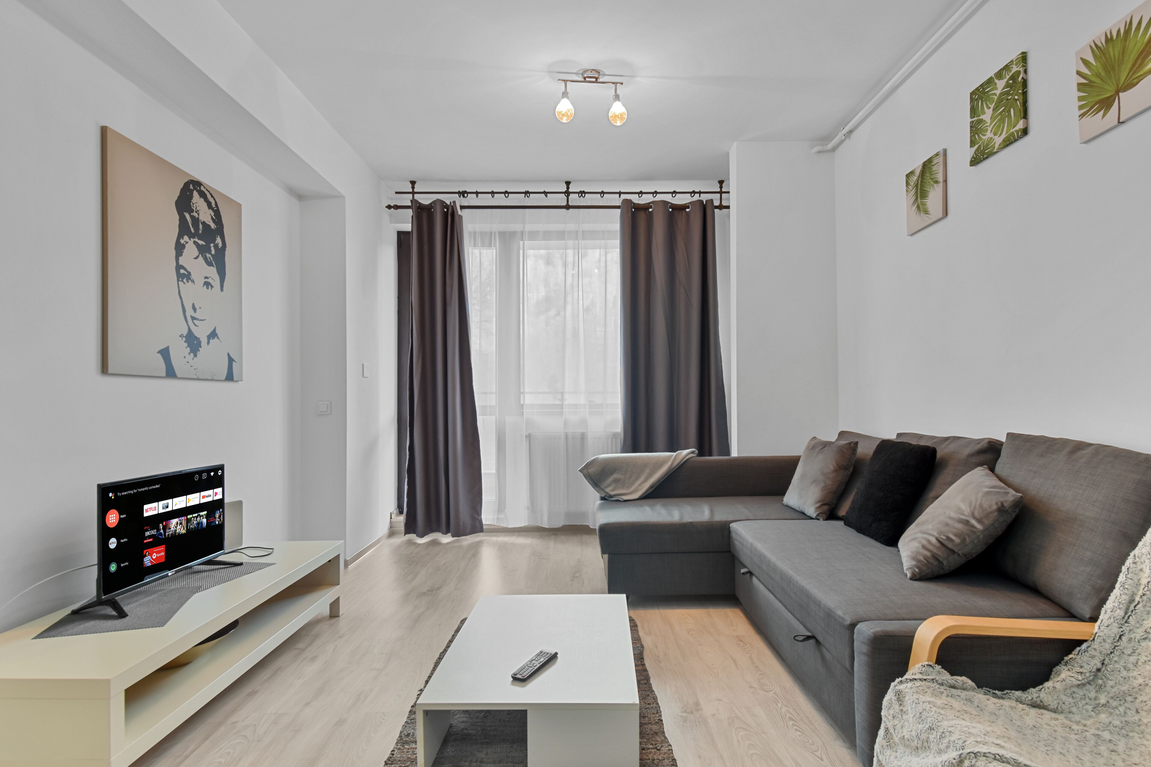 Familienapartment | Wohnbereich | 60-cm-LCD-Fernseher mit Digitalempfang, Fernseher