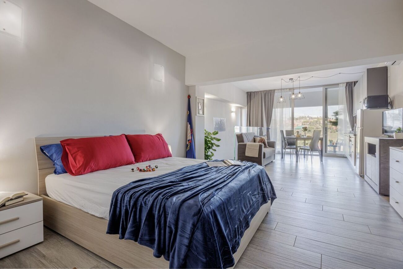 Iron/ironing board, bed sheets