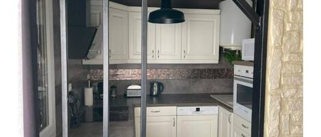 Refrigerador, microondas, horno y parrilla de estufa