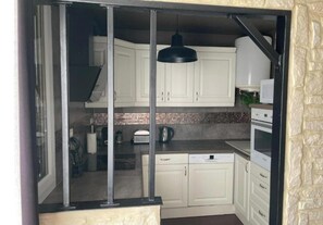 Frigorífico, microondas, horno y placa de cocina