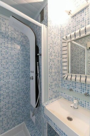 Regadera, toallas, papel de baño 