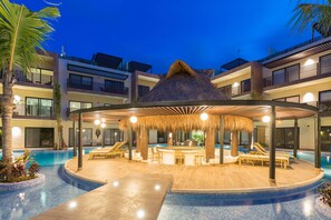 Una piscina al aire libre
