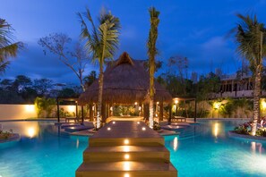 Una piscina al aire libre