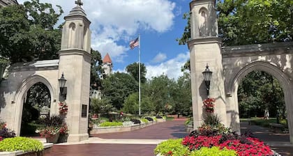 Quiet Boho Garden Bungalow | Walk to Downtown & Indiana University