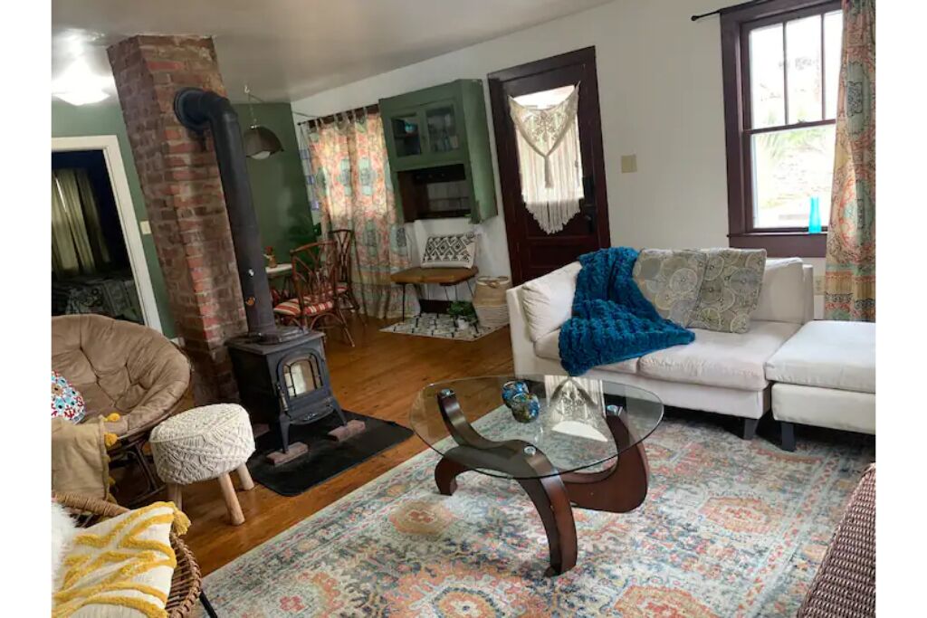 Boho Garden Bungalow & Bar: Walkable, Clean, Close to Downtown