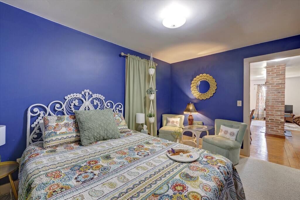 2 عدّة غرف نوم ومكتب ومكواة/لوح كي وسرير سفر