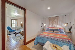 2 bedrooms, desk, iron/ironing board, travel cot - Charming Garden Bungalow Near Downtown Bloomington & IU + EV Charger (Bloomington)