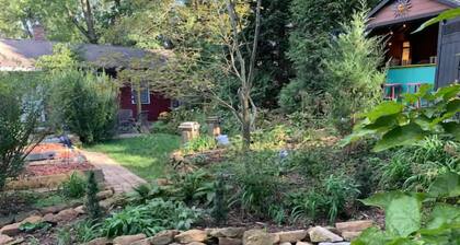 Boho Garden Bungalow Walkable, EV Charger