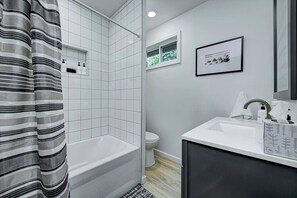 Sèche-cheveux, serviettes fournies, savon, papier toilette