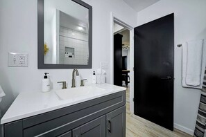 Haartrockner, Handtücher, Seife, Toilettenpapier