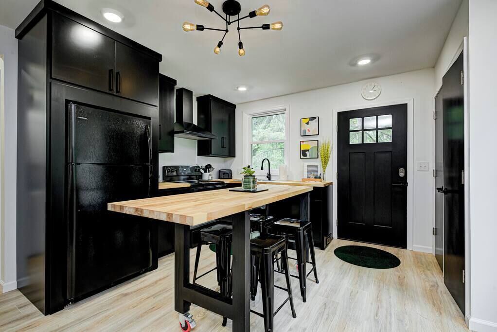 Kjøleskap, mikrobølgeovn, ovn og kokeplater