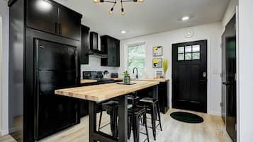 Een koelkast, een microgolfoven, een oven, een kookplaat