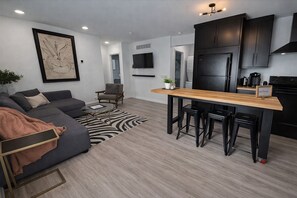 Smart TV, books - Sweet Spot on Swain | Modern 3 BR just 5 blocks to IU Campus (Bloomington)