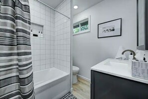 Hiustenkuivaaja, pyyhkeet, saippua, vessapaperi