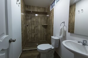 A bathroom with a shower, toilet, and sink. - Ayenda Brisas del Rio (Barranquilla)