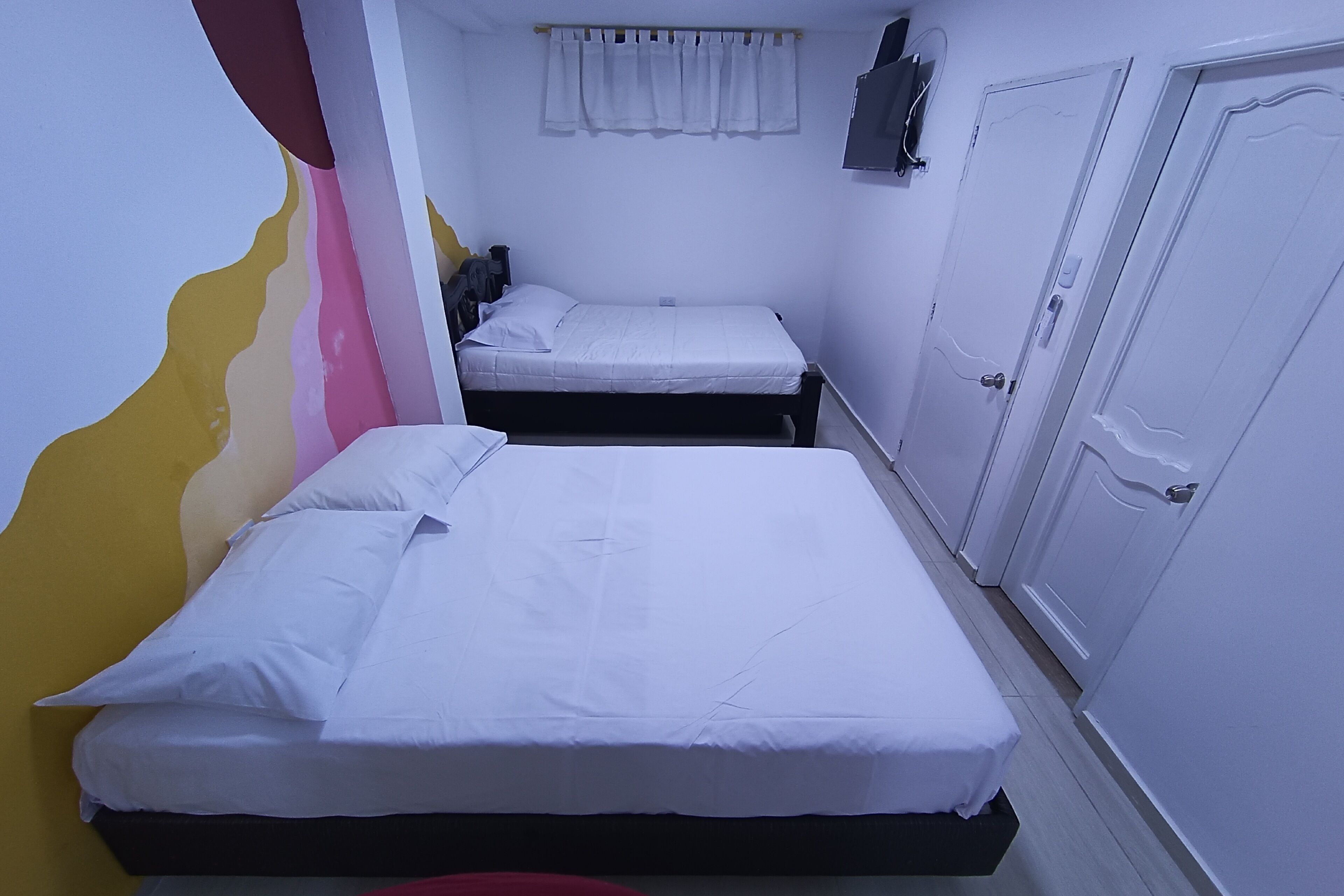 Hypo-allergenic bedding, free WiFi, bed sheets