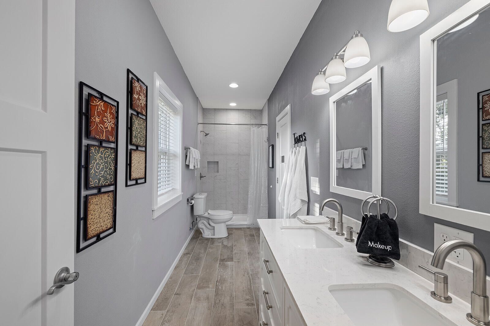Shower, jetted bath, hair dryer, towels