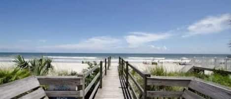 Plage, chaises longues, serviettes de plage