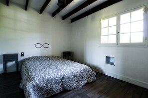 2 bedrooms, desk, iron/ironing board, WiFi