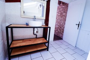 Douche, sĂšche-cheveux, savon, shampoing