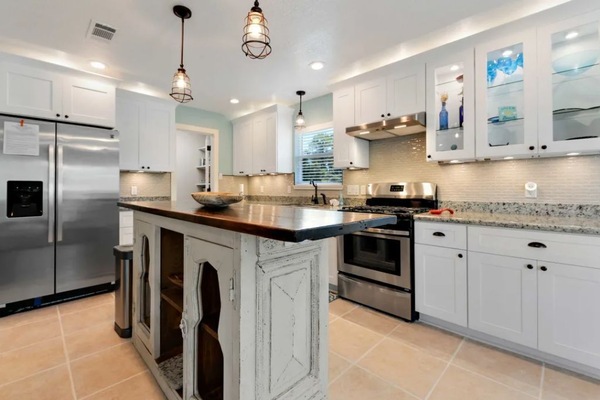 Kylskåp, mikrovågsugn, ugn och spishäll