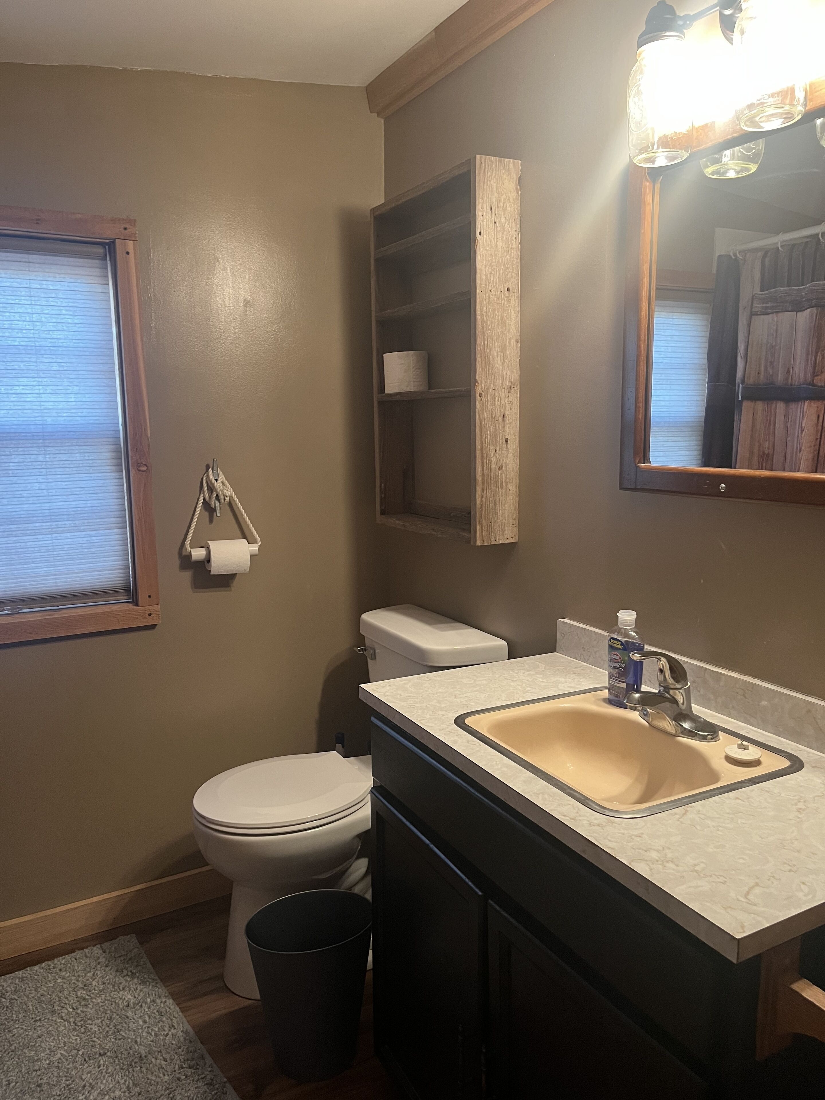 Douche, serviettes fournies, papier toilette