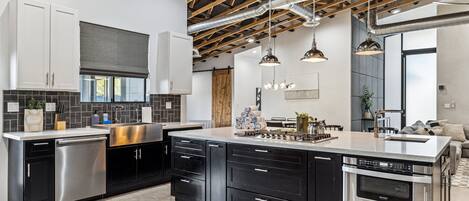 Frigorifero, microonde, forno, piano cottura