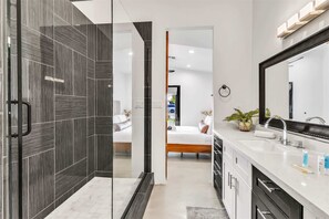 Badewanne, Haartrockner, Handtücher