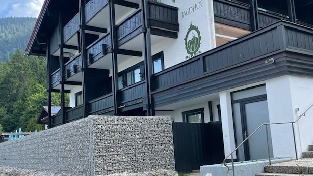 Un edificio de varios pisos con fachada de piedra y un letrero que dice JAGDHOF.