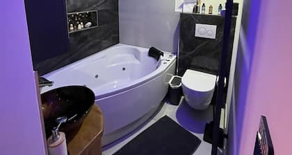 Kleinen Apartment mit Whirpool Badewanne + Sauna
