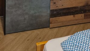 2 عدّة غرف نوم ومكواة/لوح كي وسرير سفر وواي فاي
