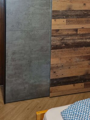 2 dormitorios, tabla de planchar con plancha, cuna de viaje y wifi