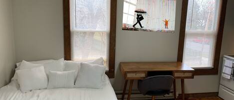 1 sovrum, skrivbord och sängkläder