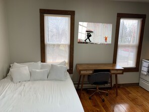 1 bedroom, desk, bed sheets - 1 mile from Strong URMC, Downtown Rochester Micro Studio Tiny House Apartment (Rochester)