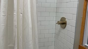 Douche, serviettes fournies