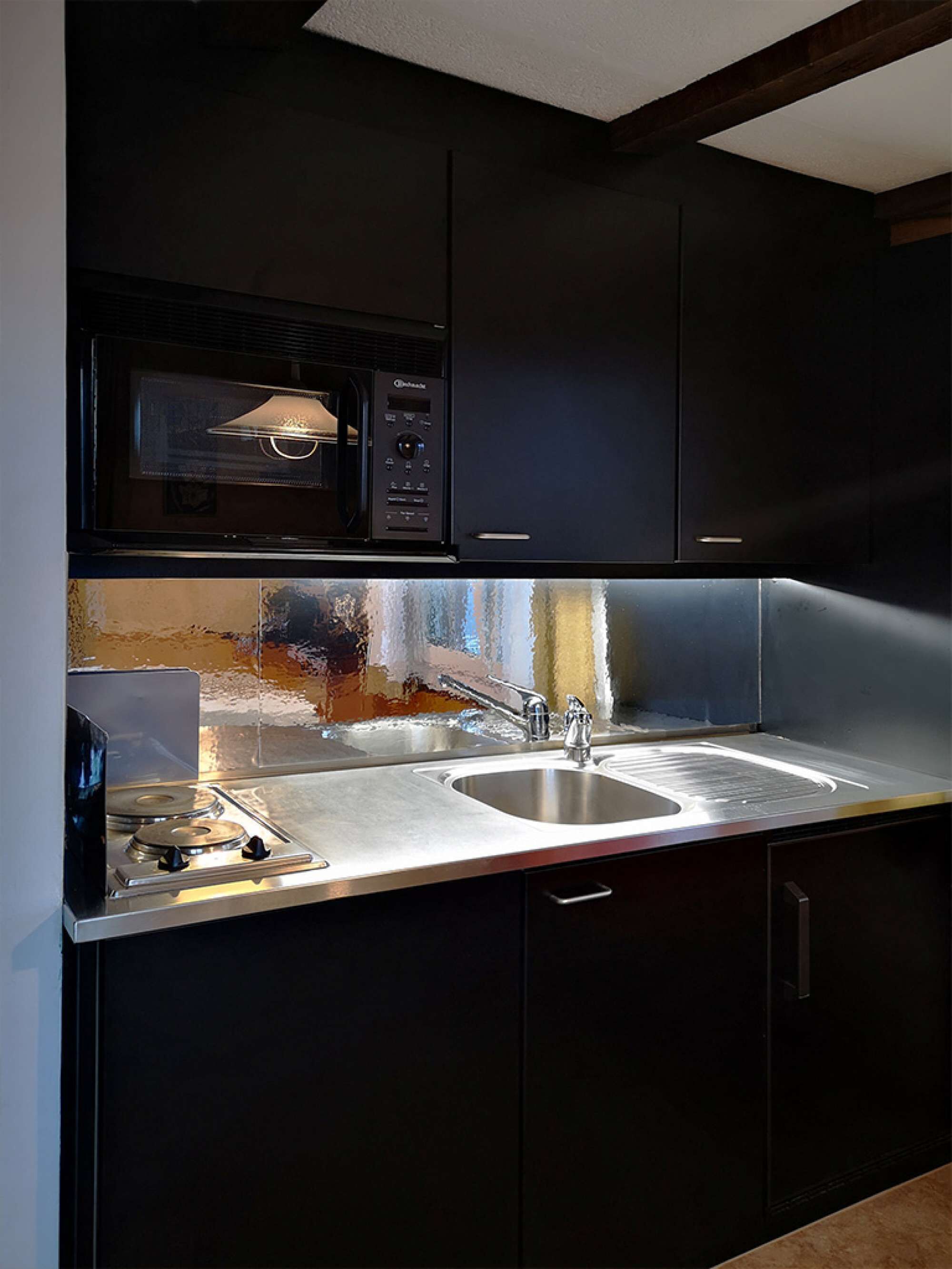 Kühlschrank, Mikrowelle, Herdplatte, Wasserkocher mit Kaffee-/Teezubehör