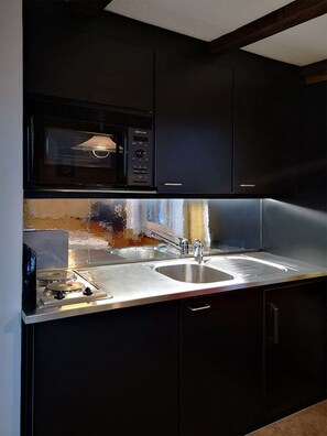 Frigorífico, microondas, placa de cocina y cafetera o tetera