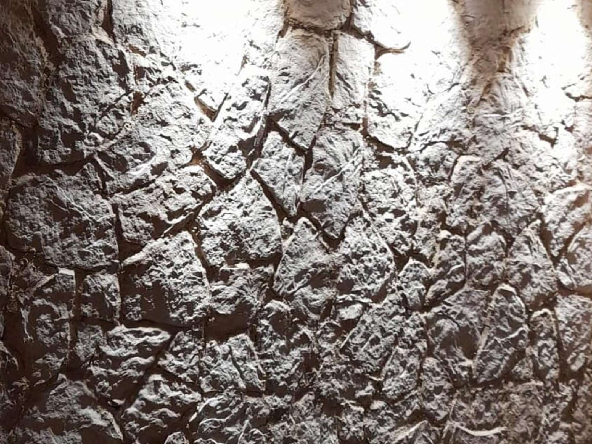 Die neue Bruchsteinwand im Schlafzimmer, aus inovativen Wärmedämmsteinen der neusten Generation