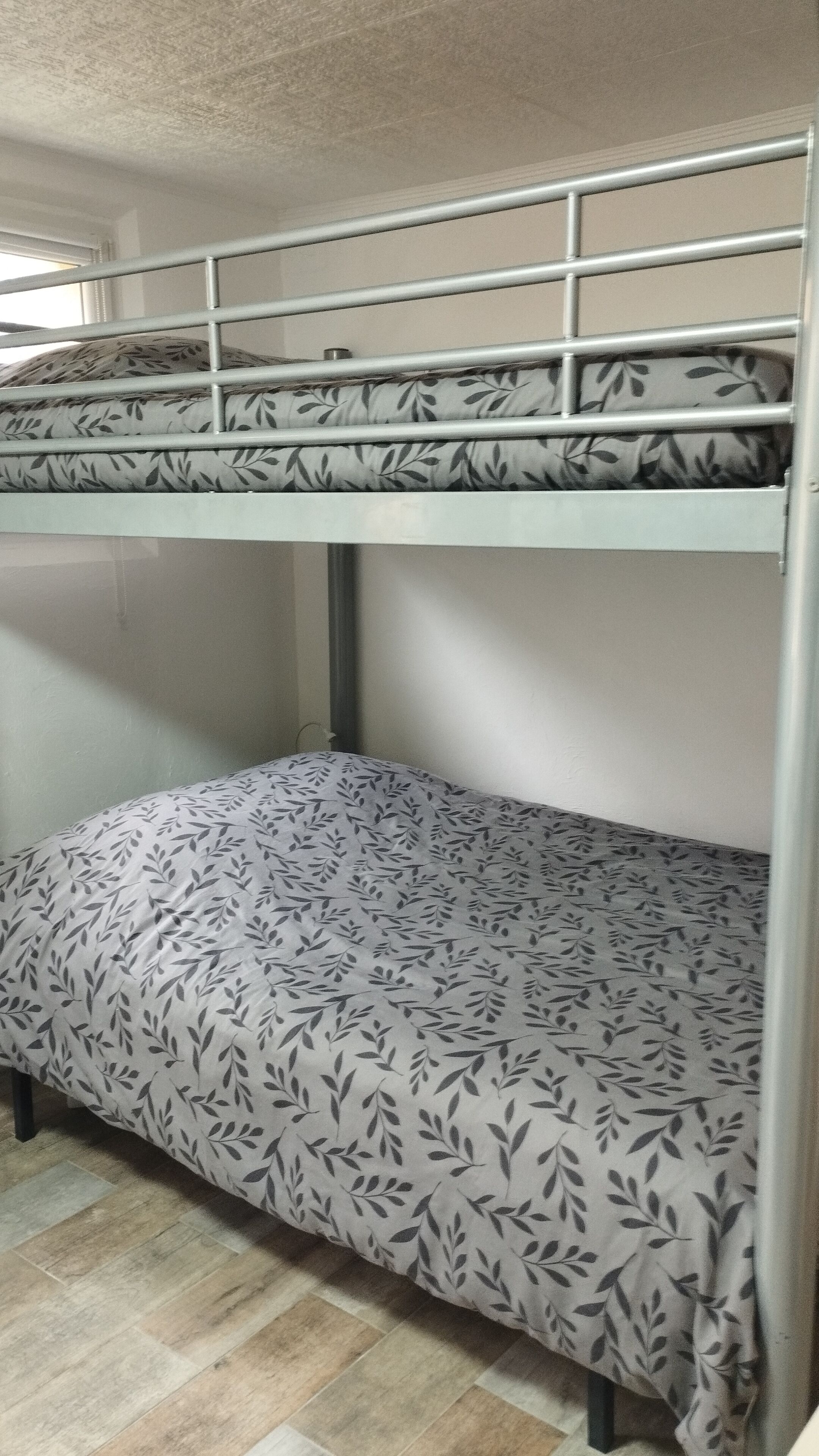 Fer et planche à repasser, Wi-Fi gratuit, draps fournis