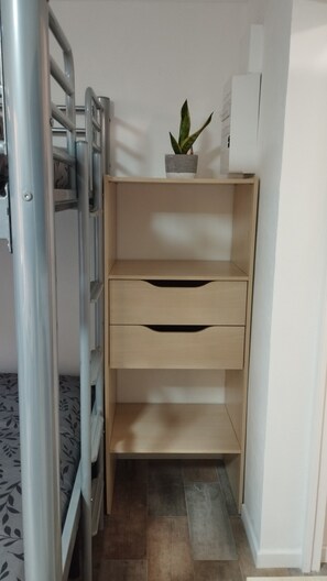 Tabla de planchar con plancha, wifi gratis y ropa de cama 