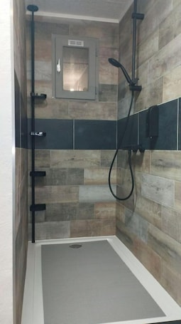 Hair dryer, towels, soap, toilet paper. Studio - Terrace - Parking - Quiet