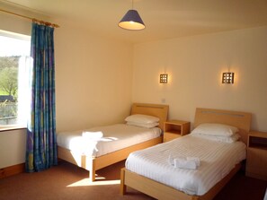 4 bedrooms, bed sheets - Innisfallen Holiday Village No 4 (Killarney)