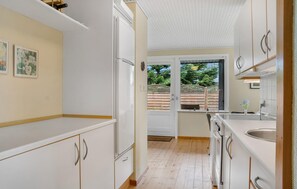 Kjøleskap, kokeplater og kaffetrakter/tekoker