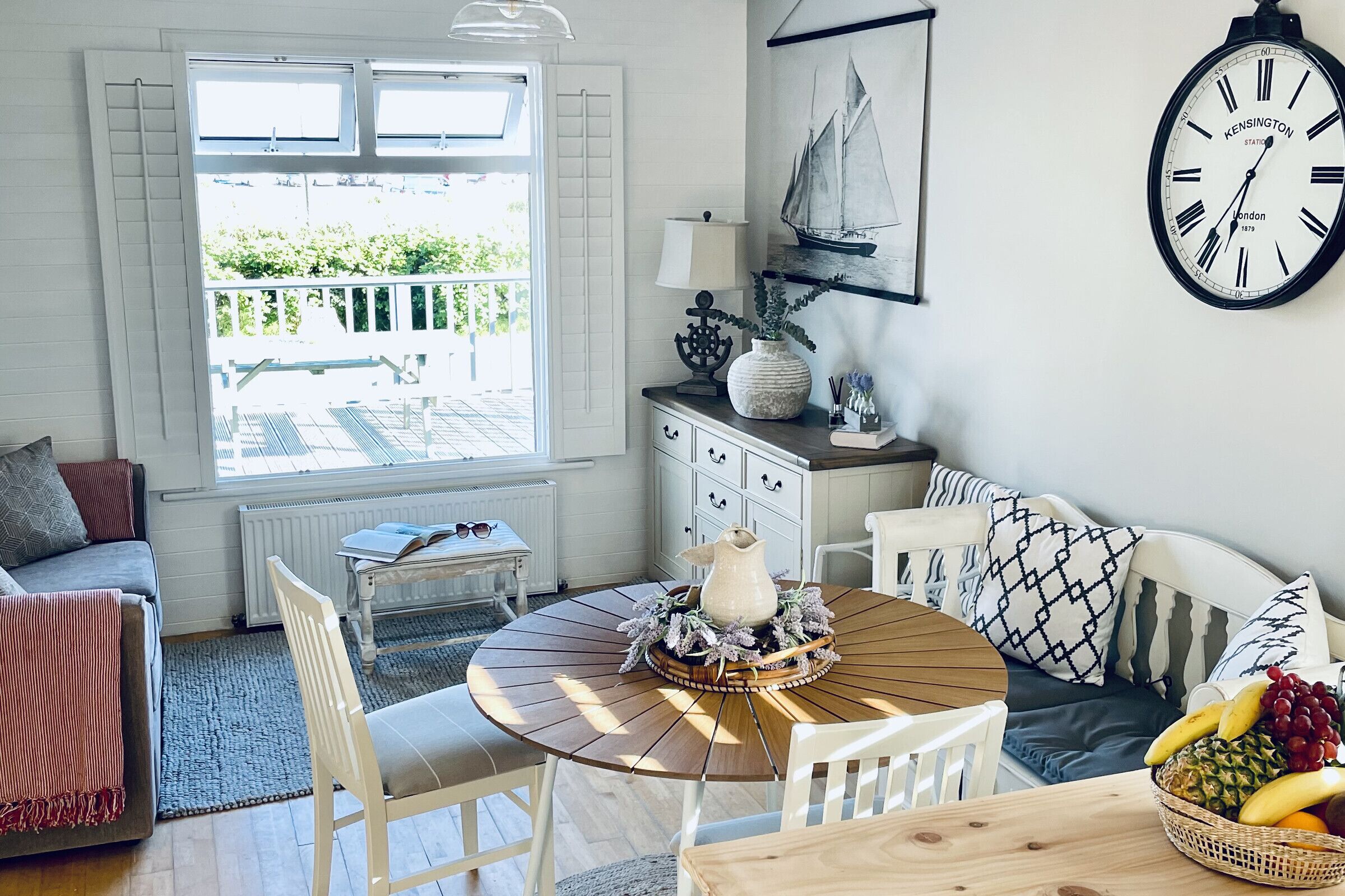 تناول الطعام داخل الغرفة