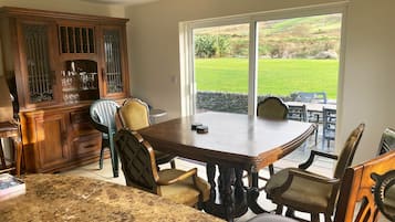 House, 4 Bedrooms, Fireplace, Beachside | In-room dining