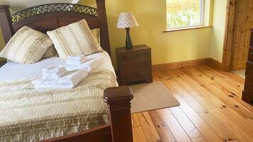 House, 4 Bedrooms, Fireplace, Beachside | 4 bedrooms, bed sheets