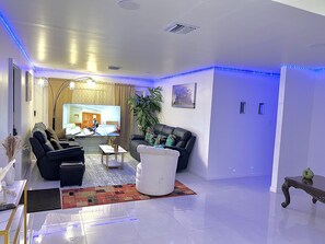 Smart TV y chimenea 