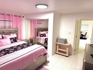 4 sovrum, värdeförvaringsskåp på rummet, skrivbord och wi-fi