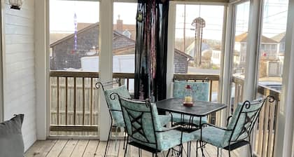 2 Story Beach House with full screen porch - Short walk to beach