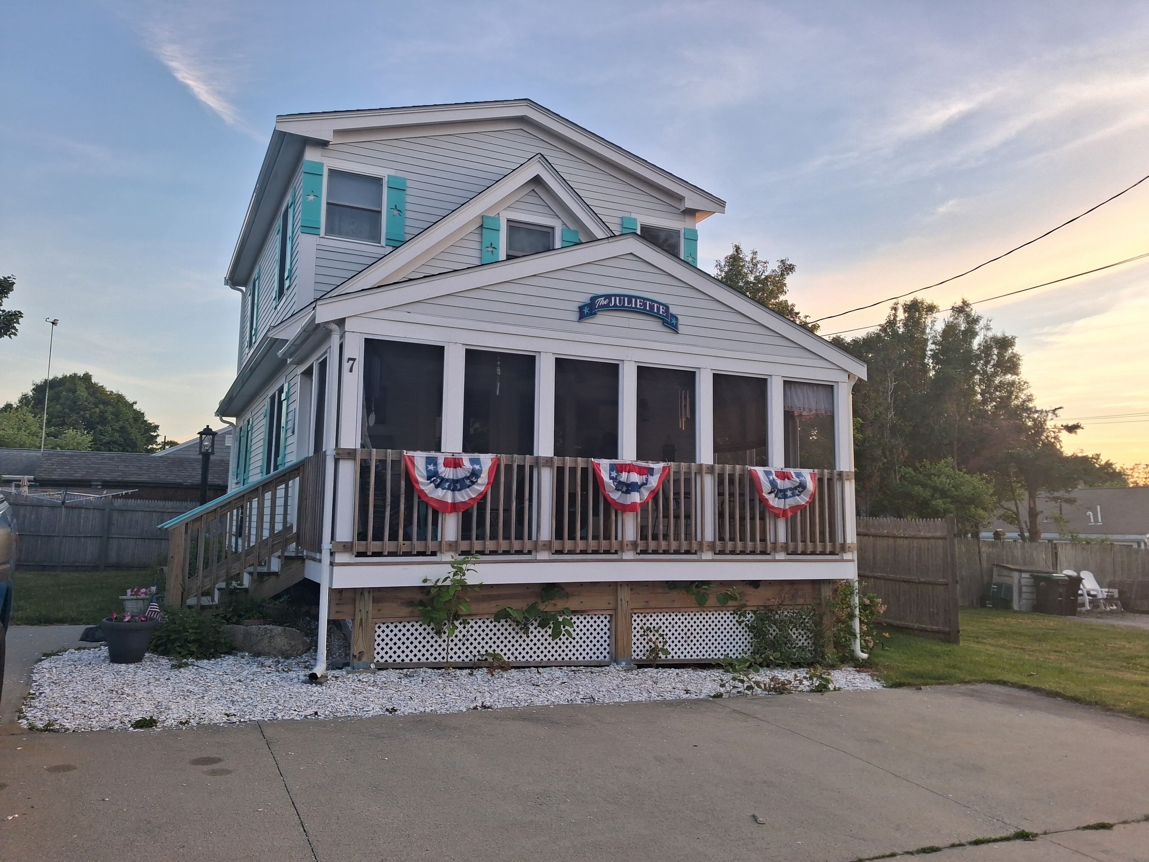 Un bâtiment à deux étages doté d’un balcon, d’une enseigne et d’une décoration en forme de drapeau.